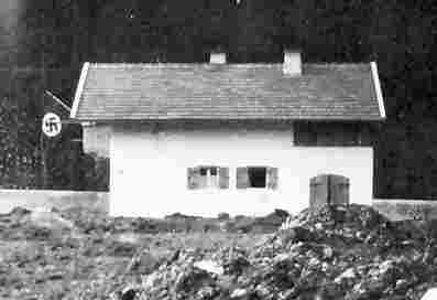 Siedlerhaus mit Hakenkreuzfahne - 1940