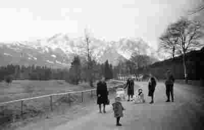 Auf der Straße zwischen Gut Schwaigwang und Farchant - links im Bild der Golfplatz - 1940