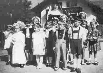 Schwester Antonia vom Burgrainer Kindergarten mit ihren Kindern bei der Fronkleichnamsprozession - 1953