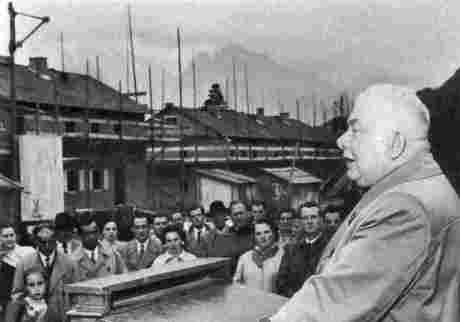 Der Garmisch-Partenkirchner Bürgermeister Georg Schütte (SPD) beim Richtfest der Heimkehrersiedlung - 1957