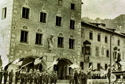 US-Parade im Mai 1945 vor dem Rathaus Garmisch-Partenkirchen