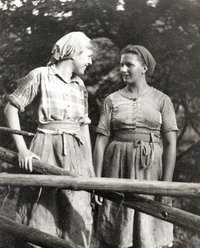 Ursula Affeldt und Anneliese Zahler, die Tochter von Anna und Josef Zahler - 1943