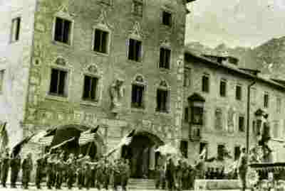 Kriegsende - Parade der US-Truppen vor dem Rathaus Garmisch-Partenkirchen