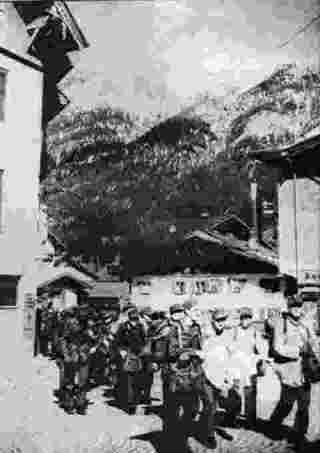 Kriegsende - gefangene deutsche Soldaten marschieren durch Garmisch-Partenkirchen - April 1945