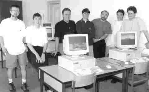 Andreas Hirsch (3.v.r.) mit seinem Computerteam